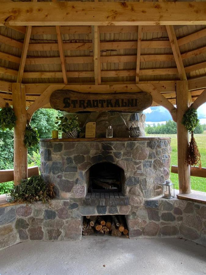 Brivdienu Maja Ar Pirti "Strautkalni" Ieriki Exterior photo